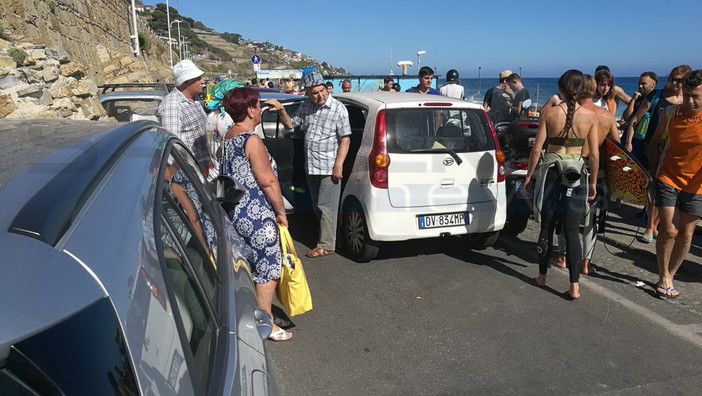 Sanremo: gli rimane incastrato il piede nell'acceleratore, uomo di 76 anni investe due donne (foto e video)