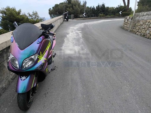 Sanremo: chiazza d'olio in curva, ragazzo in scooter cade a terra Sanremo: chiazza d'olio in curva, ragazzo in scooter cade a terra