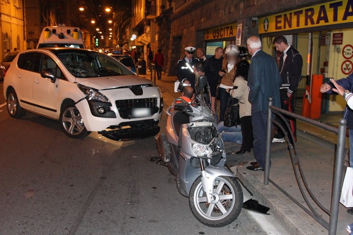 Sanremo: suv tenta di entrare nel posteggio in via Volta ma si scontra con uno scooter, ragazzo rimane ferito