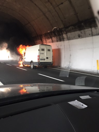 Ventimiglia: incendio di un furgone sull'Autostrada, intervento dei Vigili del Fuoco Ventimiglia: incendio di un furgone sull'Autostrada, intervento dei Vigili del Fuoco