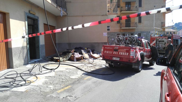 Imperia: incendio in un appartamento di via Canova, un anziano è rimasto intossicato Imperia: incendio in un appartamento di via Canova, un anziano è rimasto intossicato