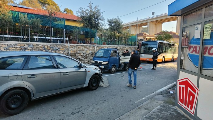 Imperia, auto si scontra con un motocarro: un 22enne ferito in via Airenti (foto) Imperia, auto si scontra con un motocarro: un 22enne ferito in via Airenti (foto)