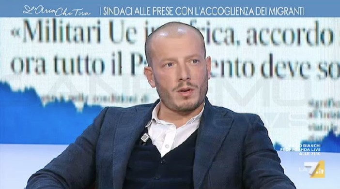 Ventimiglia: migranti, il Sindaco Ioculano in diretta su La7 a ‘L’aria che tira’ invita Vauro a passare una settimana in città “Non ha idea del contesto in cui operiamo” Ventimiglia: migranti, il Sindaco Ioculano in diretta su La7 a ‘L’aria che tira’ invita Vauro a passare una settimana in città “Non ha idea del contesto in cui operiamo”