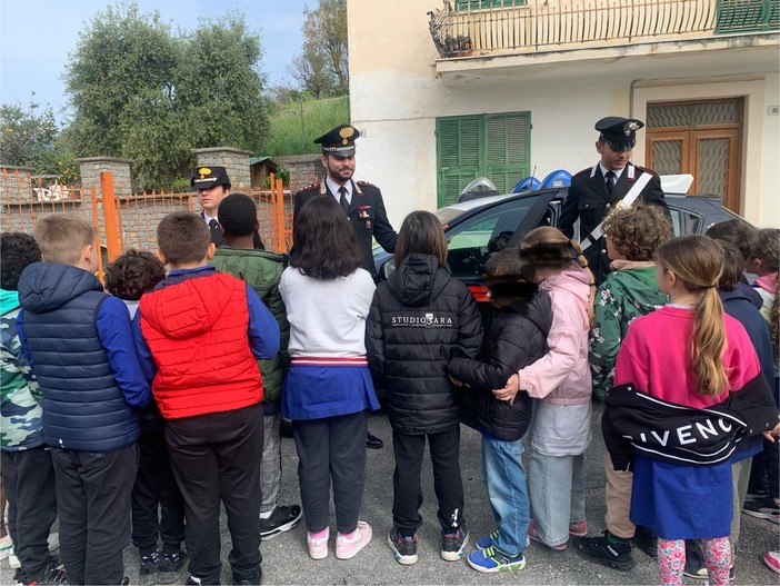 Sanremo, I Carabinieri incontrano i bimbi della Mater Misericordiae e di Bussana Nuova (foto) Sanremo, I Carabinieri incontrano i bimbi della Mater Misericordiae e di Bussana Nuova (foto)