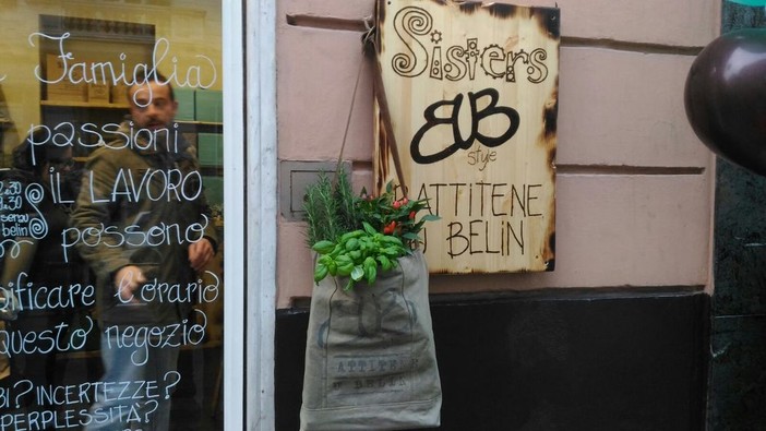 È cominciata la doppia avventura del brand "Battitene U Belin" promosso dal negozio "Sisters" È cominciata la doppia avventura del brand "Battitene U Belin" promosso dal negozio "Sisters"