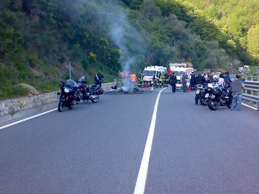 Pieve di Teco: incidente sulla statale 28 con due feriti, intervento del 118 e traffico bloccato Pieve di Teco: incidente sulla statale 28 con due feriti, intervento del 118 e traffico bloccato