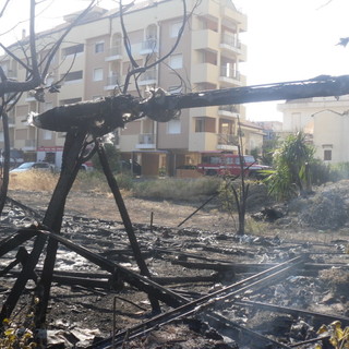 Ventimiglia: incendio di oggi, lettore ci scrive "La serra non era abbandonata!" Ventimiglia: incendio di oggi, lettore ci scrive "La serra non era abbandonata!"