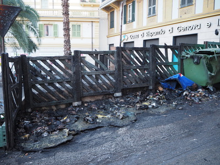 Sanremo: incendio di bidoni in piazza Eroi, lettore "In questi anni la politica non ha risolto nulla" Sanremo: incendio di bidoni in piazza Eroi, lettore "In questi anni la politica non ha risolto nulla"
