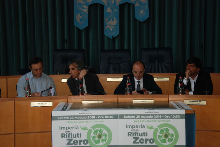 Rossano Ercolini a Imperia: "Se si vuole arrivare ai rifiuti zero, cominciamo dall'educare i più piccoli" Rossano Ercolini a Imperia: "Se si vuole arrivare ai rifiuti zero, cominciamo dall'educare i più piccoli"