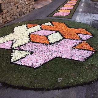 Diano Castello: domenica prossima, Infiorata del Corpus Domini per le vie del borgo medievale Diano Castello: domenica prossima, Infiorata del Corpus Domini per le vie del borgo medievale