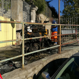 Sanremo: mezzo di lavoro perde carburante in via Val del Ponte e scoppia l'incendio, le fiamme raggiungono un motorino posteggiato