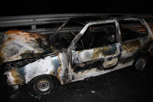 Auto a fuoco sull'autostrada tra Ventimiglia e Mentone: ieri sera intervento dei Vigili del Fuoco sulla A10
