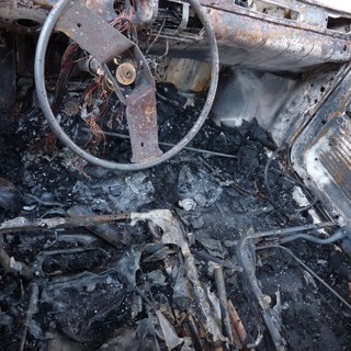 Bordighera: auto a fuoco stanotte alle 4 in via Cesare Balbo, intervento dei Vigili del Fuoco di Ventimiglia Bordighera: auto a fuoco stanotte alle 4 in via Cesare Balbo, intervento dei Vigili del Fuoco di Ventimiglia