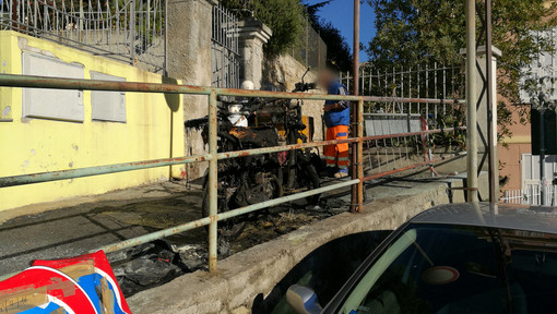 Sanremo: mezzo di lavoro perde carburante in via Val del Ponte e scoppia l'incendio, le fiamme raggiungono un motorino posteggiato