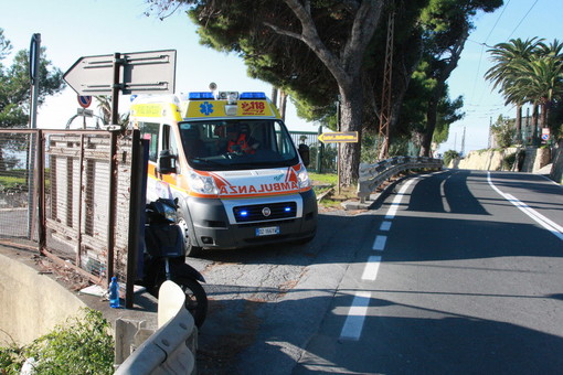 Sanremo: incidente sotto al faro, donna in scooter lievemente ferita