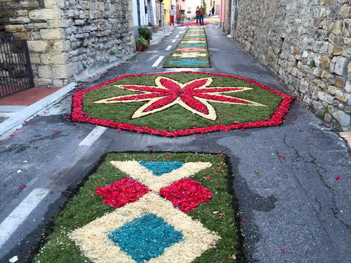 Diano Castello: ottima riuscita per l'Infiorata dei Corpus Domini. La soddisfazione del Gruppo Infiorata Via delle Torri (foto)