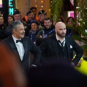 John Travolta a Sanremo 2024: da Grease al Ballo del qua qua, l'attore balla con Fiorello e Amadeus