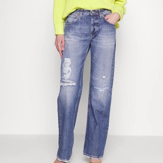Versatili e affascinanti: come indossare i jeans bootcut per essere trendy nella primavera 2023
