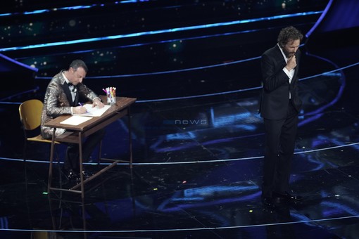 Jovanotti regala al pubblico del Festival uno straordinario inno alla vita con la poesia "Bello mondo" di Mariangela Gualtieri