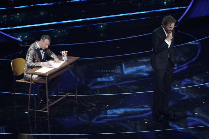Jovanotti regala al pubblico del Festival uno straordinario inno alla vita con la poesia "Bello mondo" di Mariangela Gualtieri