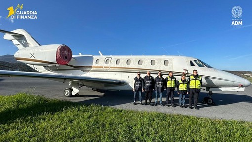 Contrabbando d’alta quota, maxi frode sull’IVA da oltre 6 milioni: sequestrati tre jet privati all'aeroporto di Villanova Contrabbando d’alta quota, maxi frode sull’IVA da oltre 6 milioni: sequestrati tre jet privati all'aeroporto di Villanova