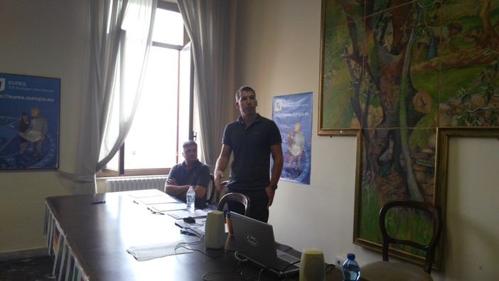 Imperia: Job Tour, operaio svolge il colloquio ed è già assunto. "Devo partire per la Germania la prossima settimana. Credevo di essere su 'Scherzi a parte'". Le interviste ai candidati (Foto e video) Imperia: Job Tour, operaio svolge il colloquio ed è già assunto. "Devo partire per la Germania la prossima settimana. Credevo di essere su 'Scherzi a parte'". Le interviste ai candidati (Foto e video)