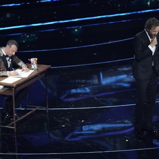 Jovanotti regala al pubblico del Festival uno straordinario inno alla vita con la poesia "Bello mondo" di Mariangela Gualtieri