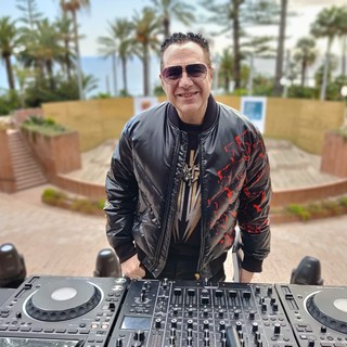 Joe T Vannelli accende l’Aperol Party di Casa Vessicchio: Sanremo continua a ballare dopo il Festival