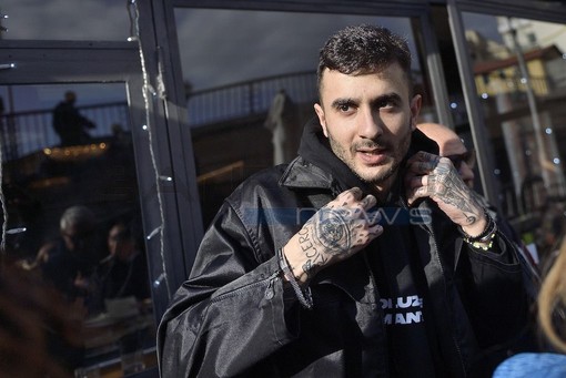 Festival di Sanremo: ecco Junior Cally 'paparazzato' in città fuori da un ristorante