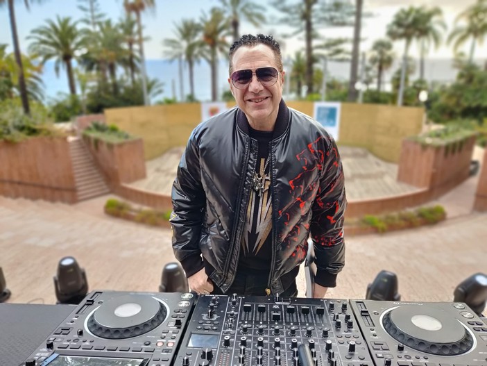 Joe T Vannelli accende l’Aperol Party di Casa Vessicchio: Sanremo continua a ballare dopo il Festival