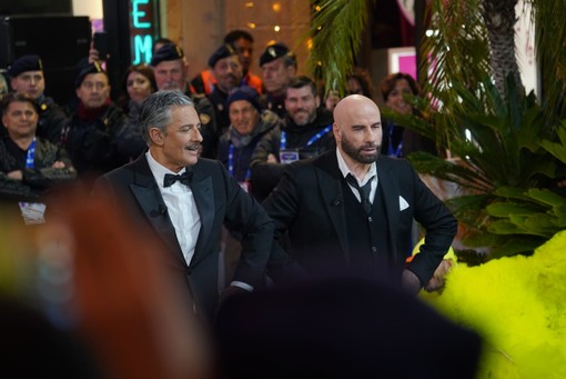John Travolta a Sanremo 2024: da Grease al Ballo del qua qua, l'attore balla con Fiorello e Amadeus John Travolta a Sanremo 2024: da Grease al Ballo del qua qua, l'attore balla con Fiorello e Amadeus