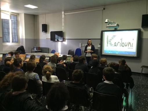 Pieve di Teco: Daniela Lanteri, volontaria della Onlus Karibuni per il Kenya, presenta il progetto "un albero per amico" nelle scuole del paese