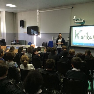 Pieve di Teco: Daniela Lanteri, volontaria della Onlus Karibuni per il Kenya, presenta il progetto "un albero per amico" nelle scuole del paese Pieve di Teco: Daniela Lanteri, volontaria della Onlus Karibuni per il Kenya, presenta il progetto "un albero per amico" nelle scuole del paese