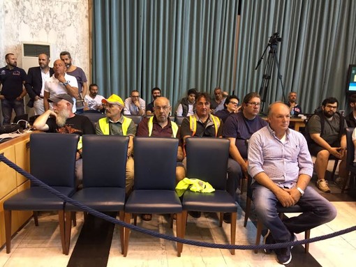 Imperia: il Sindaco Carlo Capacci in Consiglio agli ex lavoratori Tradeco: "Voi in mezzo a un'azione politica" Imperia: il Sindaco Carlo Capacci in Consiglio agli ex lavoratori Tradeco: "Voi in mezzo a un'azione politica"