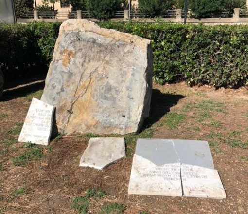 Imperia, vandalizzata la lapide ai giardini Martiri italiani delle Foibe: "Il Comune avvisato oltre 10 giorni fa che si era staccata dalla roccia" (foto) Imperia, vandalizzata la lapide ai giardini Martiri italiani delle Foibe: "Il Comune avvisato oltre 10 giorni fa che si era staccata dalla roccia" (foto)