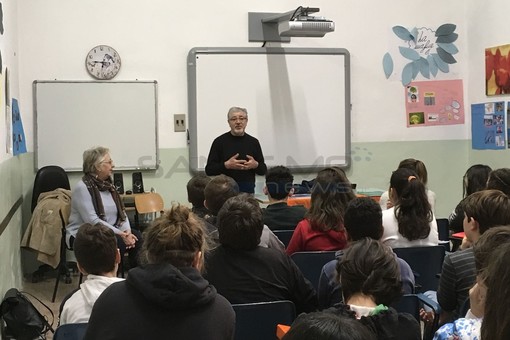 Taggia: i bambini della Scuola Ruffini a lezione di legalità con il testimone di giustizia Rocco Mangiardi Taggia: i bambini della Scuola Ruffini a lezione di legalità con il testimone di giustizia Rocco Mangiardi