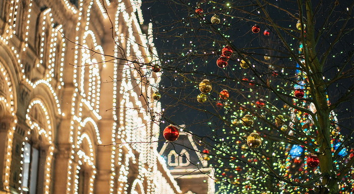 Il weekend che accende il Natale: musica, teatro e festa in tutta la Riviera e l’entroterra