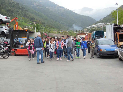 Sanremo: per le classi dell'I.C. Sanremo Levante una lezione speciale sulla corretta raccolta differenziata Sanremo: per le classi dell'I.C. Sanremo Levante una lezione speciale sulla corretta raccolta differenziata