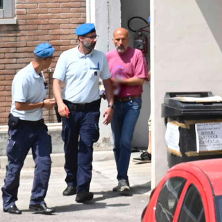 Permessi di soggiorno in cambio di denaro, ai domiciliari il funzionario della Questura di Imperia Luigi Mingherlino