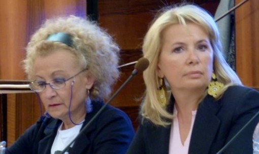 Luciana Balestra (a sinistra) in consiglio comunale con Paola Arrigoni