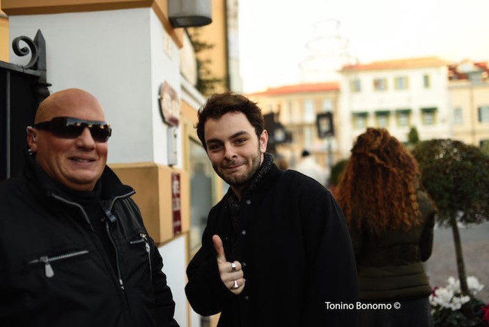 #Festival2016: oggi iniziano le prove all'Ariston, ecco Lorenzo Fragola 'paparazzato' all'uscita dall'Hotel Globo