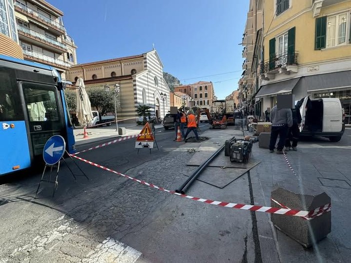 Ventimiglia, lavori urgenti sulla rete fognaria: cambia la viabilità in via Cavour Ventimiglia, lavori urgenti sulla rete fognaria: cambia la viabilità in via Cavour