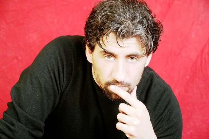 Lorenzo Degl'Innocenti protagonista dello spettacolo teatrale 'La Scomparsa delle Lucciole' al Politeama di Diano Marina