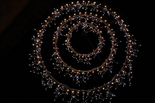 Imperia: Porto Maurizio rischia di rimanere al 'buio' per le feste di fine anno, servono 6mila euro per via Cascione Imperia: Porto Maurizio rischia di rimanere al 'buio' per le feste di fine anno, servono 6mila euro per via Cascione