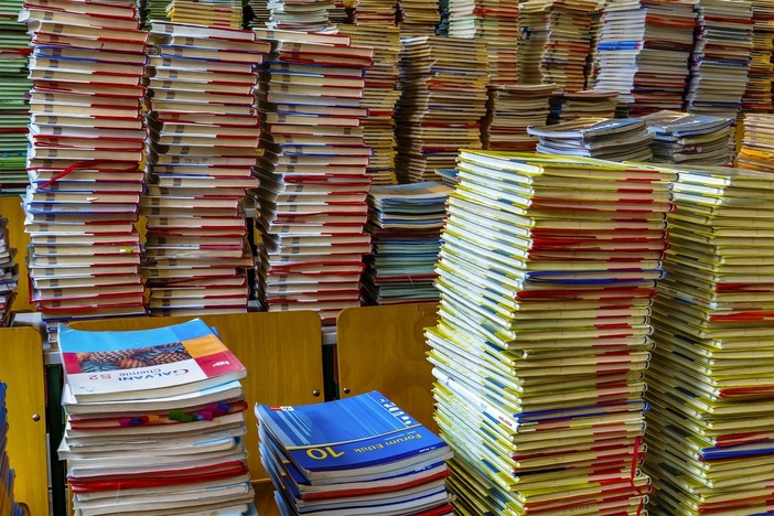 Imperia: stanziati 4.800 dal Comune, 22 famiglie riceveranno contributi per i libri scolastici Imperia: stanziati 4.800 dal Comune, 22 famiglie riceveranno contributi per i libri scolastici