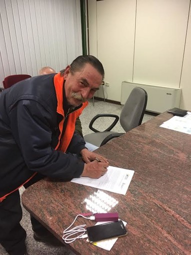 San Lorenzo al Mare: da domani il servizio di raccolta rifiuti passa all'Amaie. La soddisfazione degli operai che hanno firmato il contratto San Lorenzo al Mare: da domani il servizio di raccolta rifiuti passa all'Amaie. La soddisfazione degli operai che hanno firmato il contratto