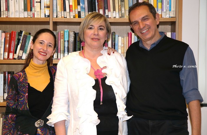 Ventimiglia: presentato il libro di Paola Ravani ‘L’Isola dei pescecani’ (foto) Ventimiglia: presentato il libro di Paola Ravani ‘L’Isola dei pescecani’ (foto)