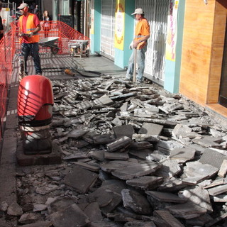Sanremo: iniziati stamattina i lavori di rifacimento del marciapiedi di piazza Colombo Sanremo: iniziati stamattina i lavori di rifacimento del marciapiedi di piazza Colombo