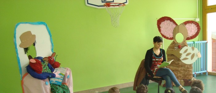 Sanremo: gli alunni della Scuola Primaria Dani Scaini e i piccoli di cinque anni di Villa Meglia hanno incontrato la scrittrice sanremese Melania D’Alessandro, autrice di “Sogni di Carta”