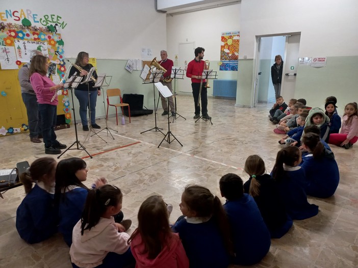 Taggia: alla scuola Mazzini di Levà lezione di musica speciale con la Banda Pasquale Anfossi